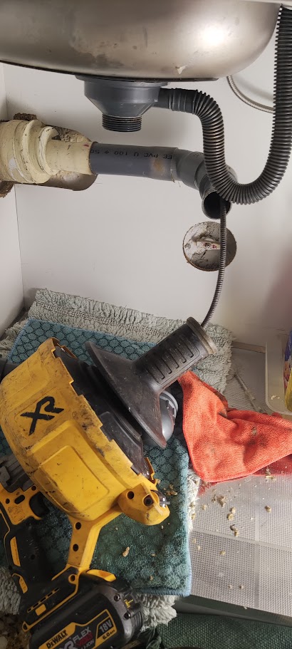 Επαγγελματίας υδραυλικός χρησιμοποιεί εργαλεία για απόφραξη νεροχύτη